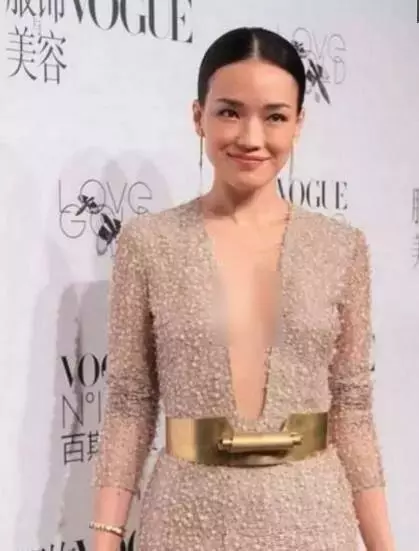 舒淇出席活動,網友:不愧是知名女神,胸前直接開叉到肚臍,太敢穿了,上半身真夠清爽!