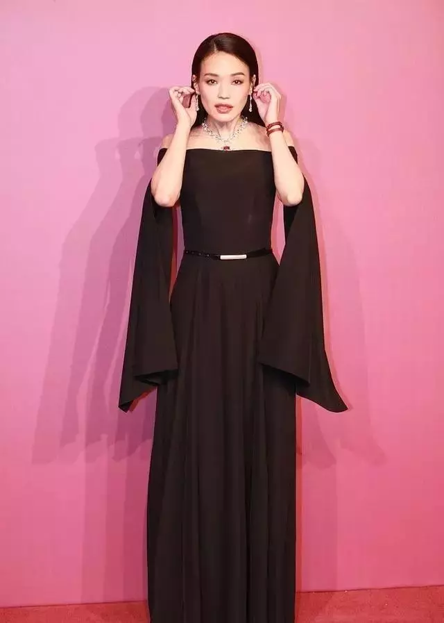 舒淇出席活動,網友:不愧是知名女神,胸前直接開叉到肚臍,太敢穿了,上半身真夠清爽!