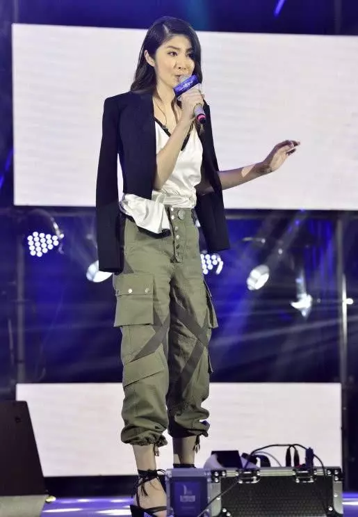 陳慧琳「乖乖女」形像不見了,拿掉外套讓人眼前一亮,太敢穿了!