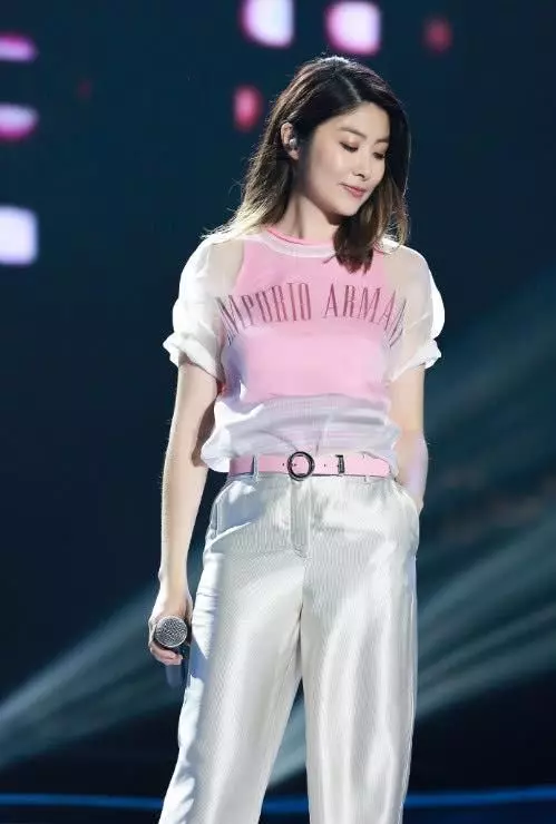 陳慧琳「乖乖女」形像不見了,拿掉外套讓人眼前一亮,太敢穿了!