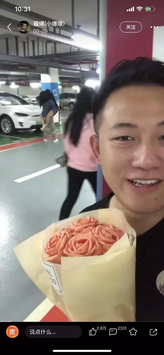 買花想給女友生日驚喜… 綠光男目睹「飛撲一跳」瞬間變臉