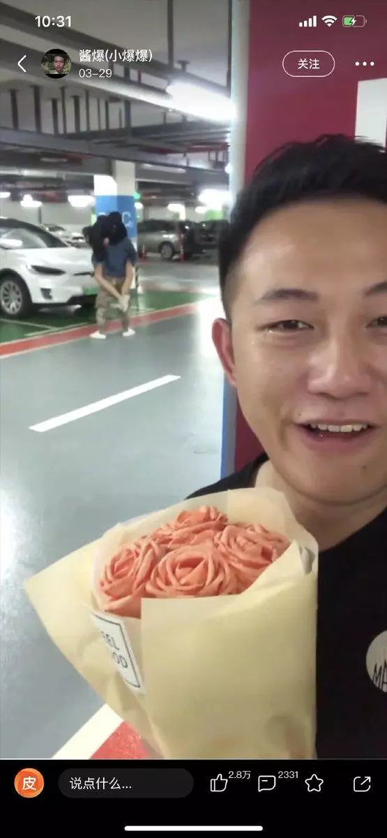 買花想給女友生日驚喜… 綠光男目睹「飛撲一跳」瞬間變臉