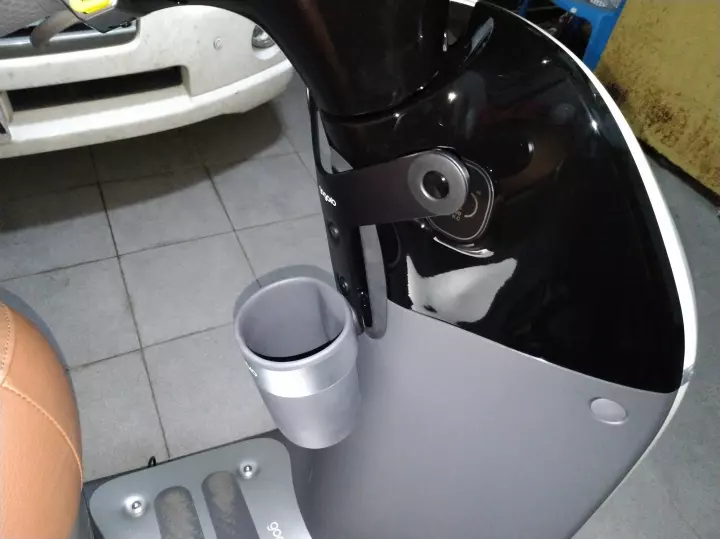 騎機車買飲料沒袋子怎麼辦?她自製「機車杯架」騎12公裡完全沒灑!:生活智慧王就是你
