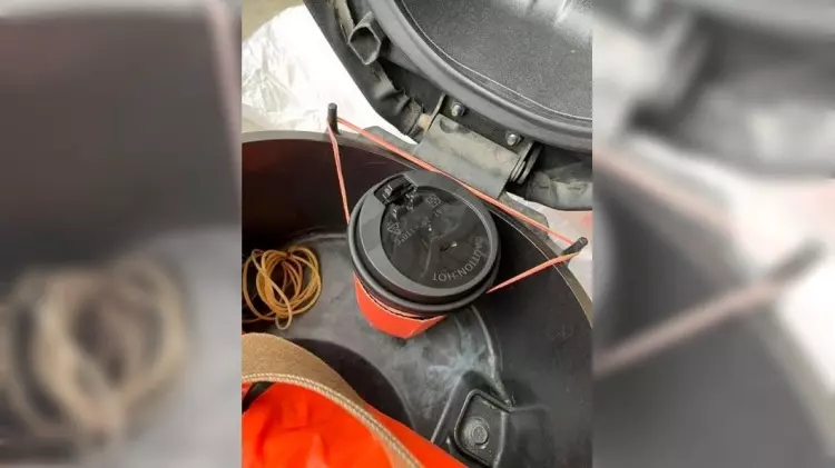 騎機車買飲料沒袋子怎麼辦?她自製「機車杯架」騎12公裡完全沒灑!:生活智慧王就是你