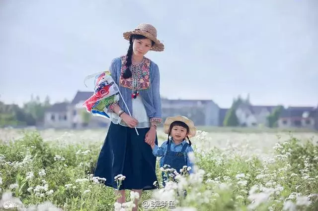 他花4年時間為女兒拍幾萬張照片,撩到汪涵還登上《英國郵報》