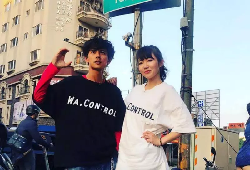終於想起老婆?阿翔親完謝忻「帶她現身女兒畢典」 Grace表情冷「和老公小互動」洩婚姻狀況
