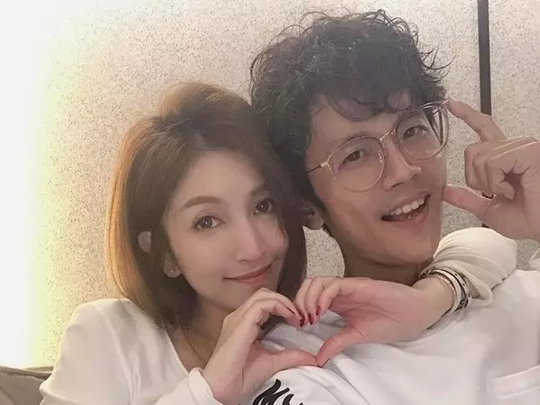 終於想起老婆?阿翔親完謝忻「帶她現身女兒畢典」 Grace表情冷「和老公小互動」洩婚姻狀況