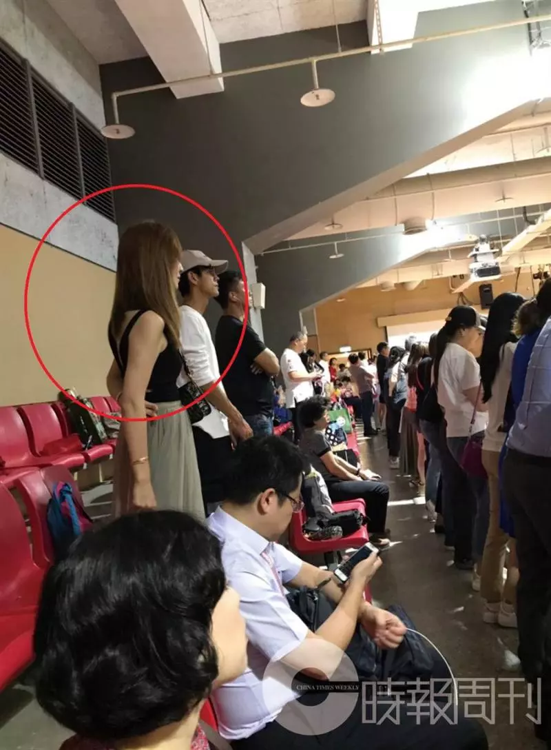 終於想起老婆?阿翔親完謝忻「帶她現身女兒畢典」 Grace表情冷「和老公小互動」洩婚姻狀況