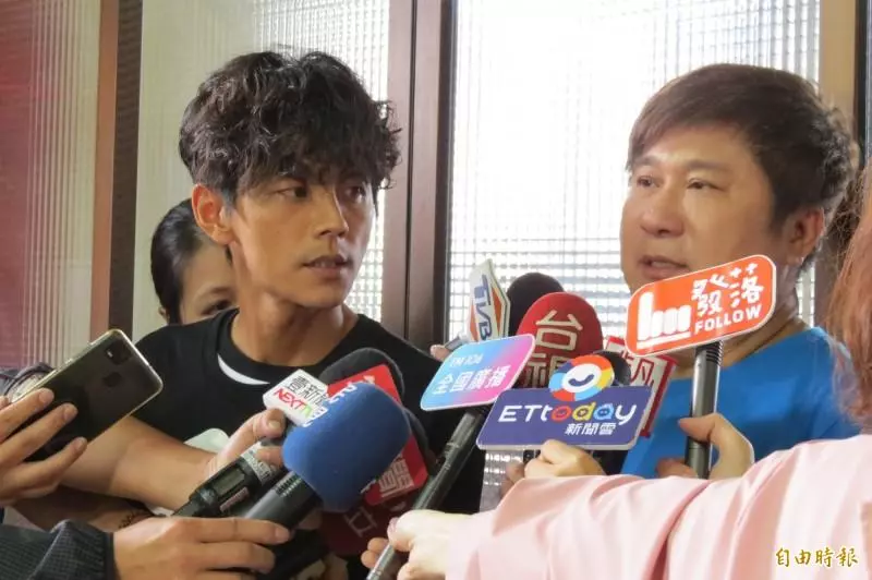 終於想起老婆?阿翔親完謝忻「帶她現身女兒畢典」 Grace表情冷「和老公小互動」洩婚姻狀況