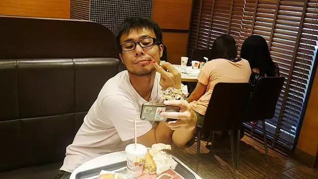 最慘陪吃柴犬君火爆Ins!網友看完哭笑不得:求求你給牠吃一口吧