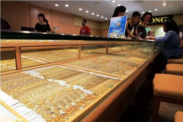 大馬poh kong又出事同款吊墜不同分店竟然相差RM1000....? 中間差價去哪裡了...?