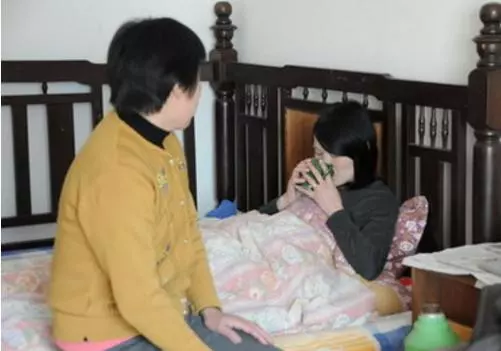我懷孕婆婆來照顧,夏天她卻一直穿長袖,偶然見她廚房洗碗我哭了
