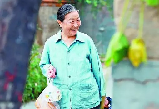 我懷孕婆婆來照顧,夏天她卻一直穿長袖,偶然見她廚房洗碗我哭了