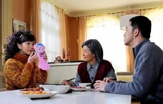 「婆婆,這月的生活費我放桌上了」「以後你直接把錢給你小叔吧」