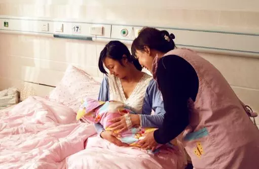 妻子生二胎後我讓岳母來照顧,下班在樓梯看到她身影,我送她離開