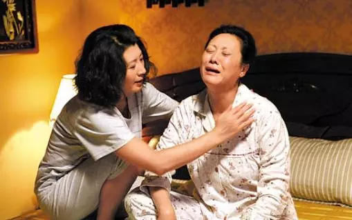 我母親出事婆婆借2萬,路上偶然聽到鄰居對話,我立馬還給婆婆3萬