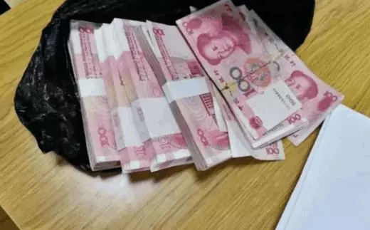 我母親出事婆婆借2萬,路上偶然聽到鄰居對話,我立馬還給婆婆3萬