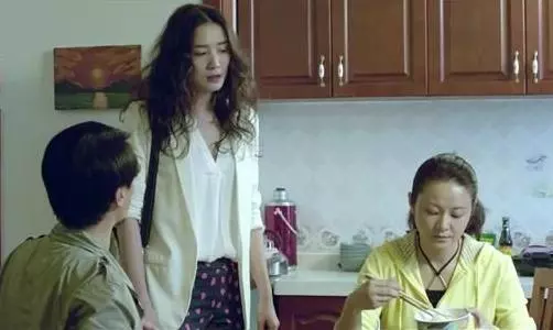 在娘家住了兩月後回家,發現門鎖被換了,隨後鄰居一番話我踹了門
