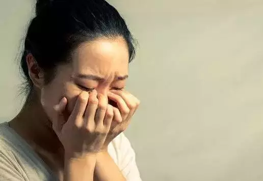 幫丈夫收拾衣物,在他錢包我發現張女子照片,得知是誰我泣不成聲