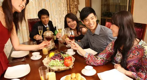 小姑子在家聚會到深夜,我提醒她安靜點,事後她一番話我哭著搬家