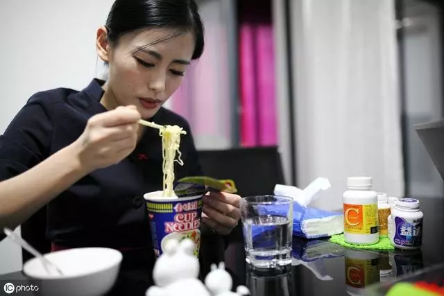 女子凌晨嘔血昏迷,確診胃癌,醫生提醒:1種食物不能當飯吃