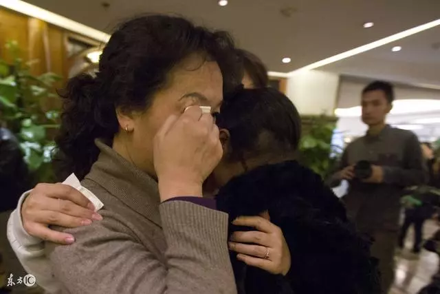 父親西去,30萬家產送阿姨,子女不服前去要知實情,再給20萬