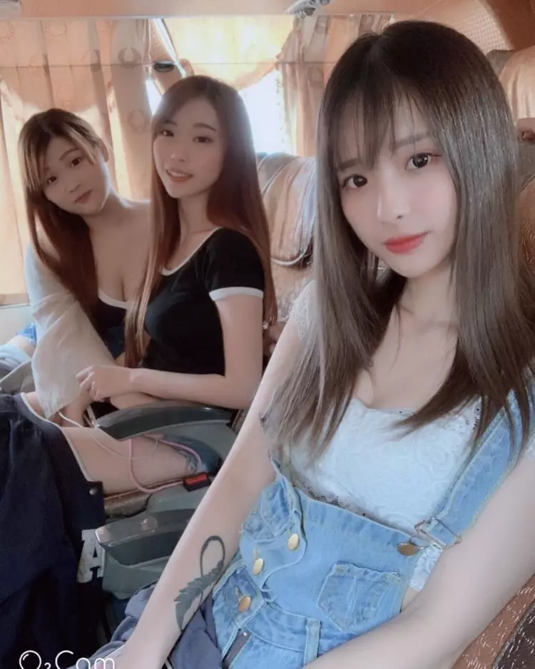 畢業旅行,「最懂玩」的同學都坐在最後一排!沒想到天菜同學「卸下制服」大解放...