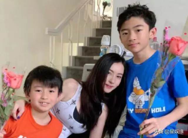 張柏芝身材纖瘦現身機場,攜兒子出遊度暑假畫面溫馨