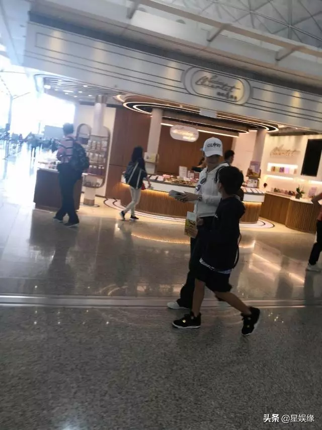張柏芝身材纖瘦現身機場,攜兒子出遊度暑假畫面溫馨
