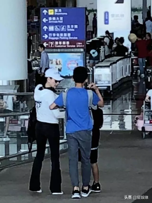 張柏芝身材纖瘦現身機場,攜兒子出遊度暑假畫面溫馨