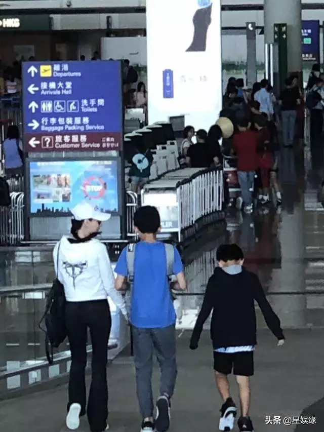 張柏芝身材纖瘦現身機場,攜兒子出遊度暑假畫面溫馨