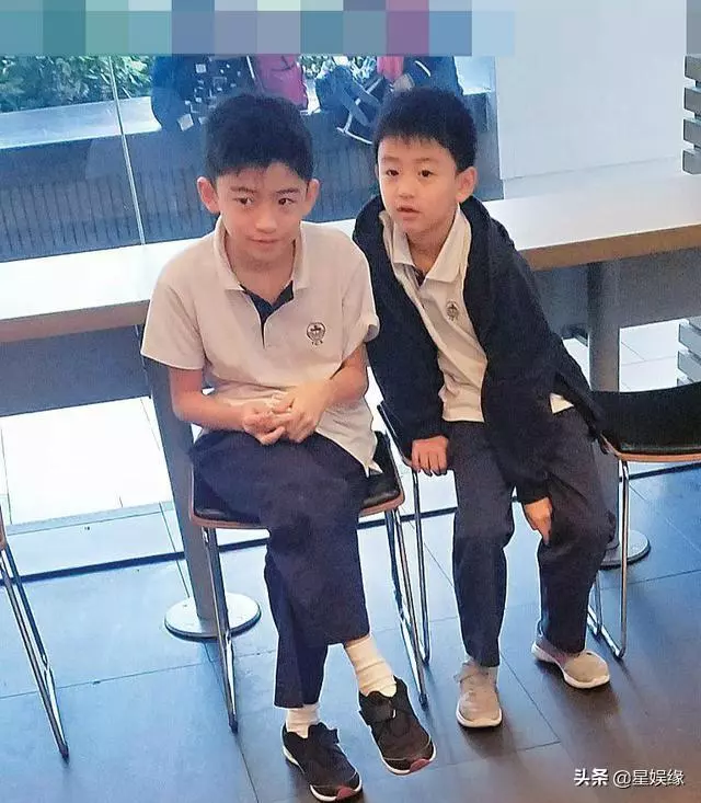 張柏芝身材纖瘦現身機場,攜兒子出遊度暑假畫面溫馨