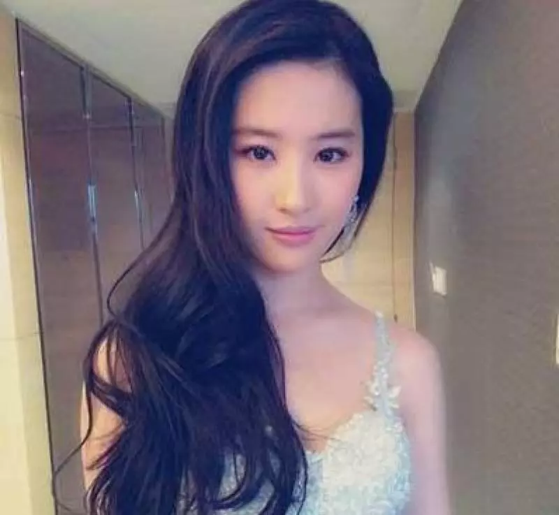 震驚劉亦菲說自己全家最醜我不信看完她家人的照片後,我信了…