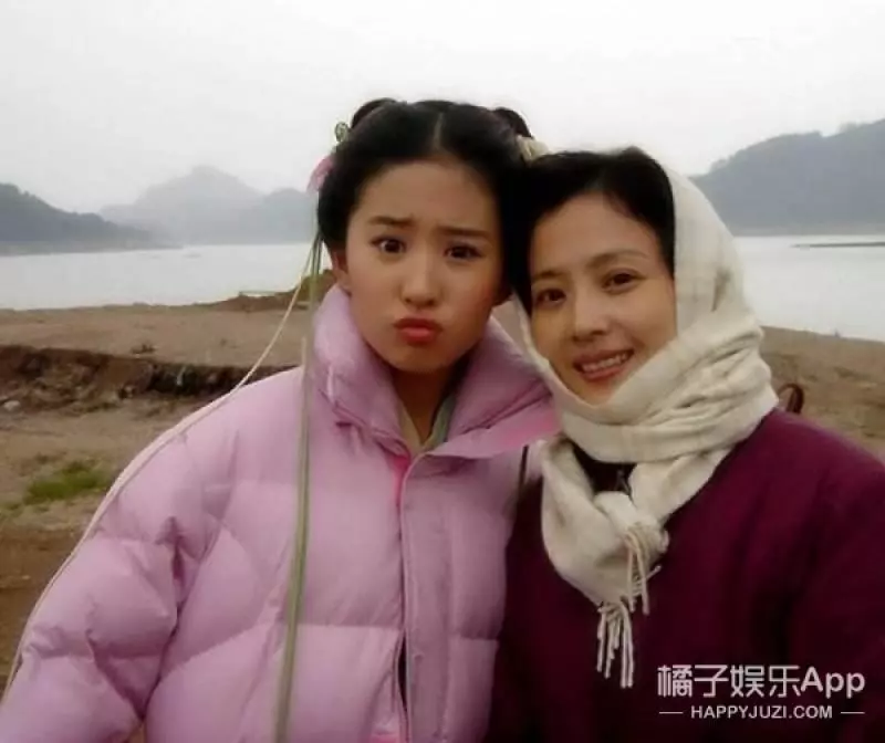 震驚劉亦菲說自己全家最醜我不信看完她家人的照片後,我信了…