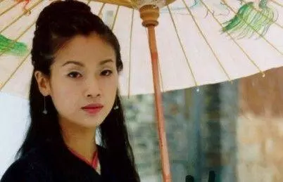 50歲吳倩蓮近照曝光,看了她身邊的老公,網友:難怪當年她拒絕劉德華的求婚