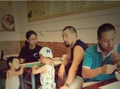 50歲吳倩蓮近照曝光,看了她身邊的老公,網友:難怪當年她拒絕劉德華的求婚