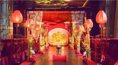 生下女兒婆婆送條金鏈子,我隨手扔垃圾桶,老公一個勁的誇我聰明