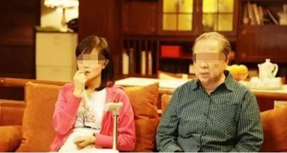 生下女兒婆婆送條金鏈子,我隨手扔垃圾桶,老公一個勁的誇我聰明