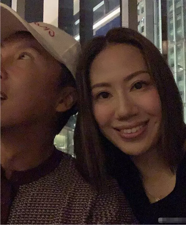 甄子丹夫婦狂撒狗糧,老夫少妻琴瑟和鳴,15歲女兒亭亭玉立超有范