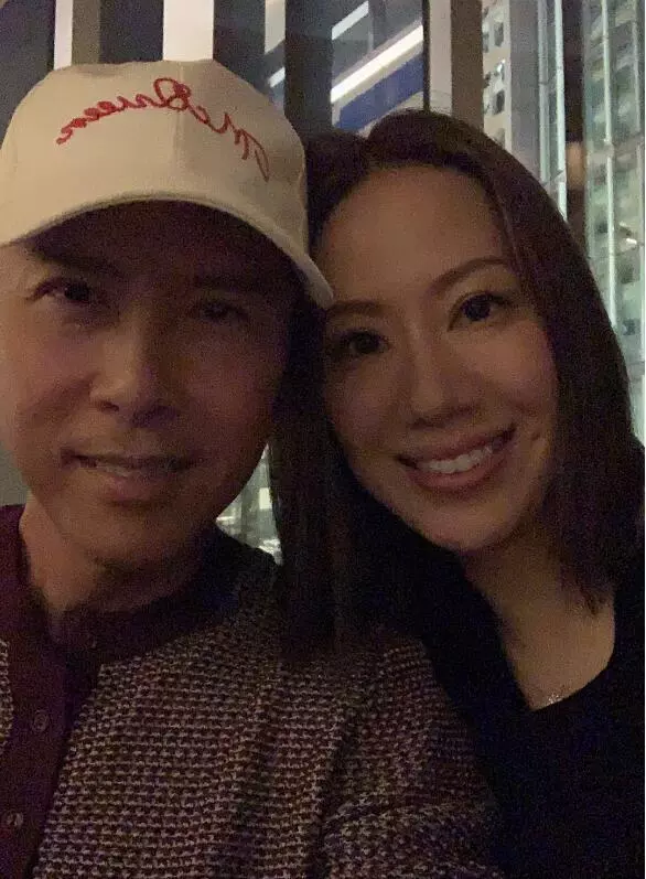 甄子丹夫婦狂撒狗糧,老夫少妻琴瑟和鳴,15歲女兒亭亭玉立超有范