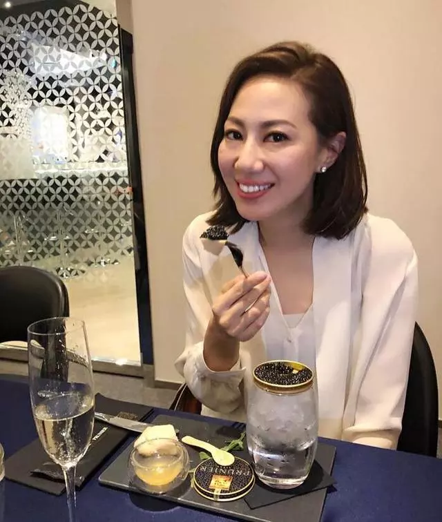 甄子丹夫婦狂撒狗糧,老夫少妻琴瑟和鳴,15歲女兒亭亭玉立超有范