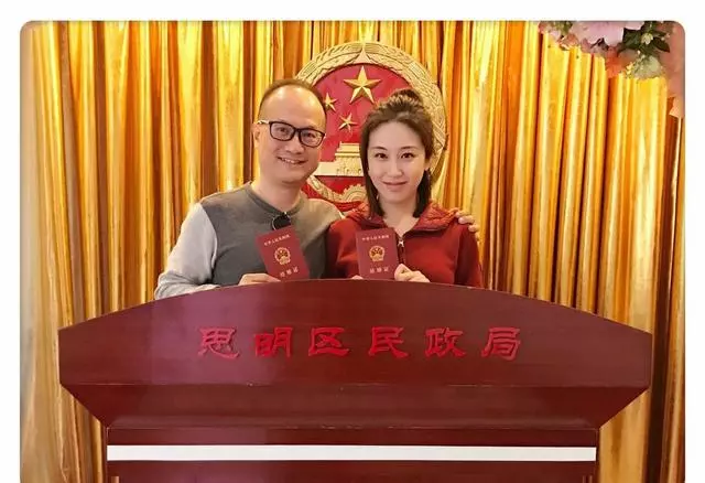 「眼瞎」的周美毅:母親葬禮上被提離婚,老公暴力奪子豪門變狼窩