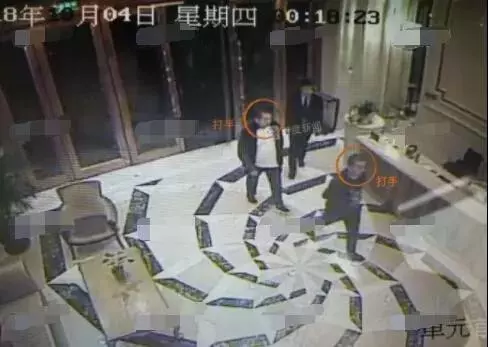 「眼瞎」的周美毅:母親葬禮上被提離婚,老公暴力奪子豪門變狼窩