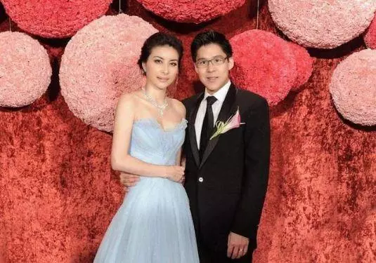 郭晶晶下雨天接老公下班,霍啟剛「接下來的舉動」惹網友怒贊:這才是真豪門!