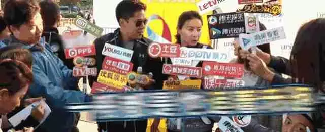 郭晶晶下雨天接老公下班,霍啟剛「接下來的舉動」惹網友怒贊:這才是真豪門!