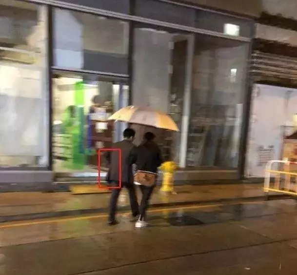 郭晶晶下雨天接老公下班,霍啟剛「接下來的舉動」惹網友怒贊:這才是真豪門!