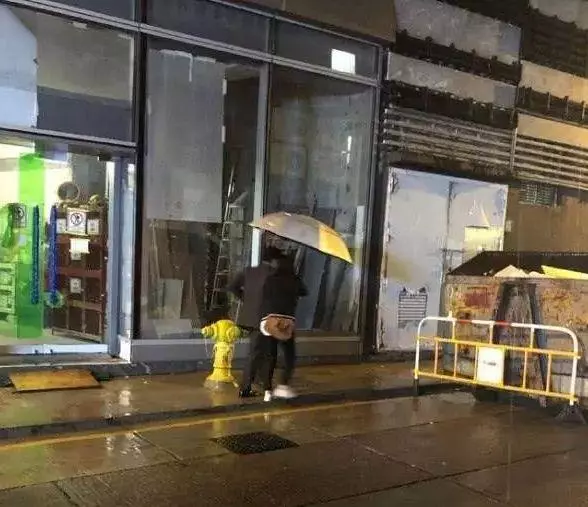 郭晶晶下雨天接老公下班,霍啟剛「接下來的舉動」惹網友怒贊:這才是真豪門!