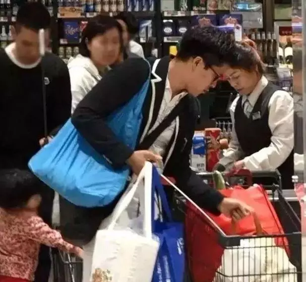 郭晶晶下雨天接老公下班,霍啟剛「接下來的舉動」惹網友怒贊:這才是真豪門!