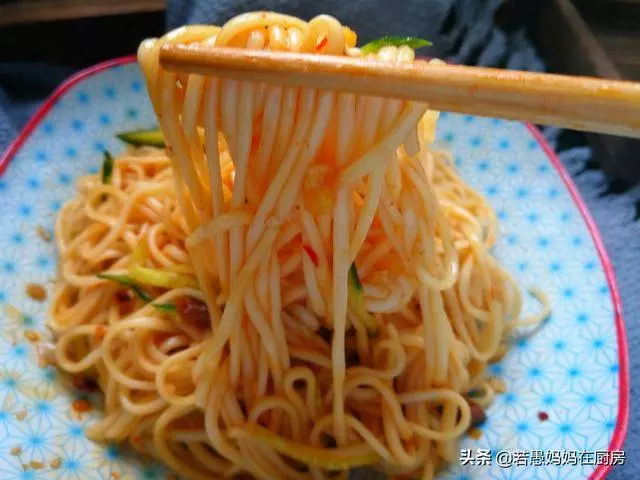夏天麵條這樣吃,簡單快手,比泡麵營養健康