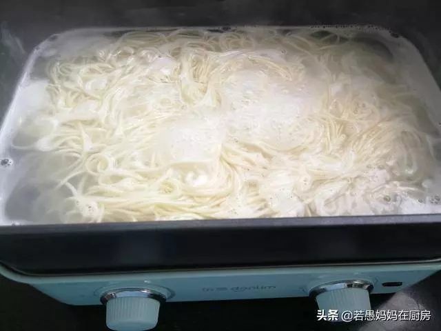 夏天麵條這樣吃,簡單快手,比泡麵營養健康